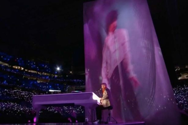 Tribute to Prince with holographic tribute